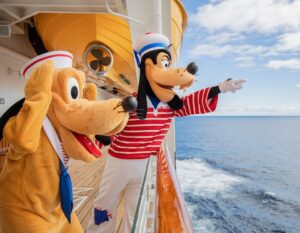 disney-cruise-singapore-2025-goofy-pluto